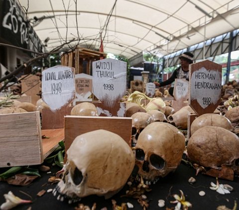 Memperingati 26 tahun reformasi dan napak tilas pelanggaran HAM Orde Baru, aktivis menampilkan 2.000 tengkorak dan 1.000 nisa kuburan. Foto: Liputan6.com / Angga Yuniar