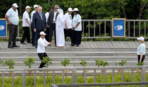 Saat itu Jokowi mengajak delegasi KTT Word Water Forum untuk melihat persemaian dan pembibitan tanaman mangrove di Tahura Ngurah Rai Bali. 