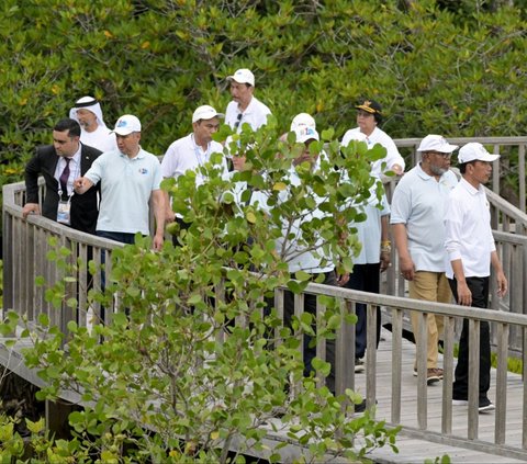 FOTO: Momen Jokowi Jadi Fotografer Dadakan untuk Delegasi KTT World Water Forum di Hutan Mangrove Tahura Bali