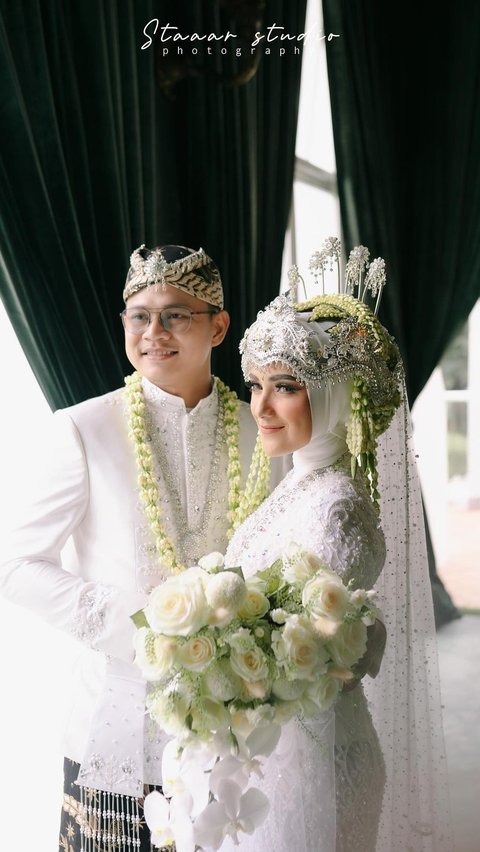 Both of them appear so harmonious in traditional Sundanese attire, all in white.