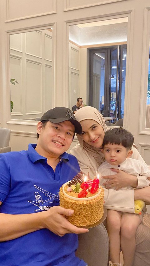 The moment when Nadya celebrated Iqbal's birthday with their children.
