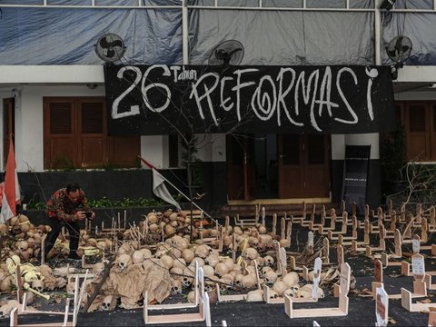 FOTO: Napak Tilas Pelanggaran HAM Orde Baru, Ribuan Tengkorak dan Nisan Bertebaran di Peringatan 26 Tahun Reformasi