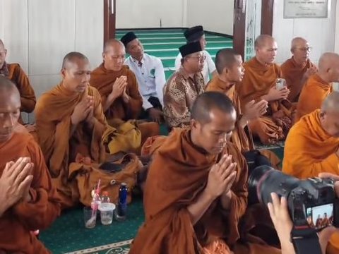 Viral Thudong Monks Group Resting at Temanggung Mosque