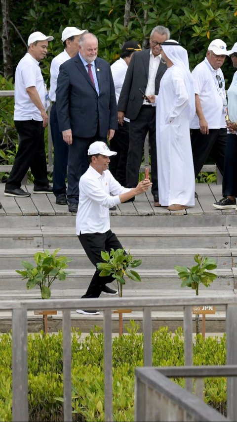 FOTO: Momen Jokowi Jadi Fotografer Dadakan untuk Delegasi KTT Forum Air Dunia di Hutan Mangrove Tahura Bali