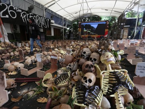 FOTO: Napak Tilas Pelanggaran HAM Orde Baru, Ribuan Tengkorak dan Nisan Bertebaran di Peringatan 26 Tahun Reformasi