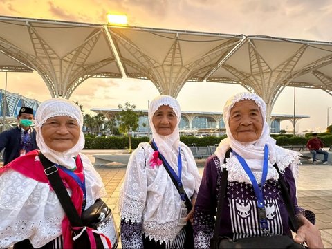 Both Named Siti and 70 Years Old, These 3 Elderly People are Proof of Besties until the Holy Land