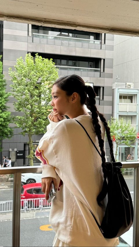 6 Potret Outfit Unik  Jennie BLACKPINK Saat Keliling Tokyo<br>