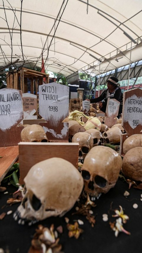 FOTO: Napak Tilas Pelanggaran HAM Orde Baru, Ribuan Tengkorak dan Nisan Bertebaran di Peringatan 26 Tahun Reformasi