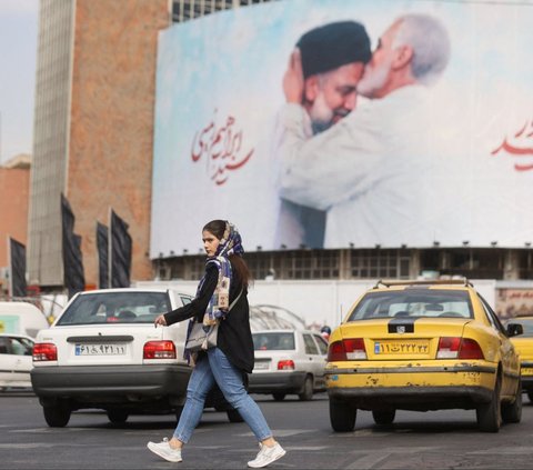 FOTO: Berkabung, Begini Suasana Ibu Kota Iran Dipenuhi Baliho untuk Mengenang Presiden Ebrahim Raisi