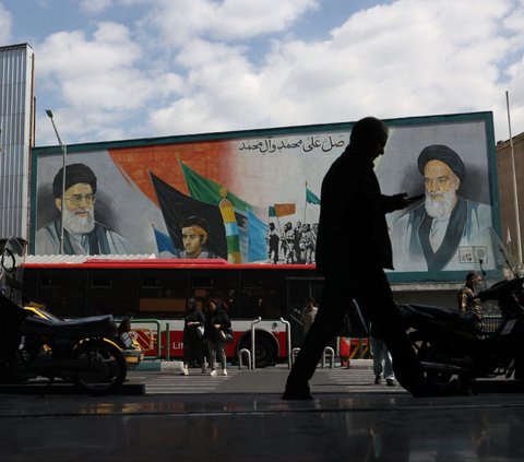 FOTO: Berkabung, Begini Suasana Ibu Kota Iran Dipenuhi Baliho untuk Mengenang Presiden Ebrahim Raisi