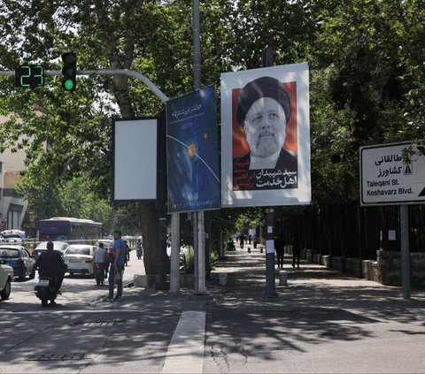 FOTO: Berkabung, Begini Suasana Ibu Kota Iran Dipenuhi Baliho untuk Mengenang Presiden Ebrahim Raisi