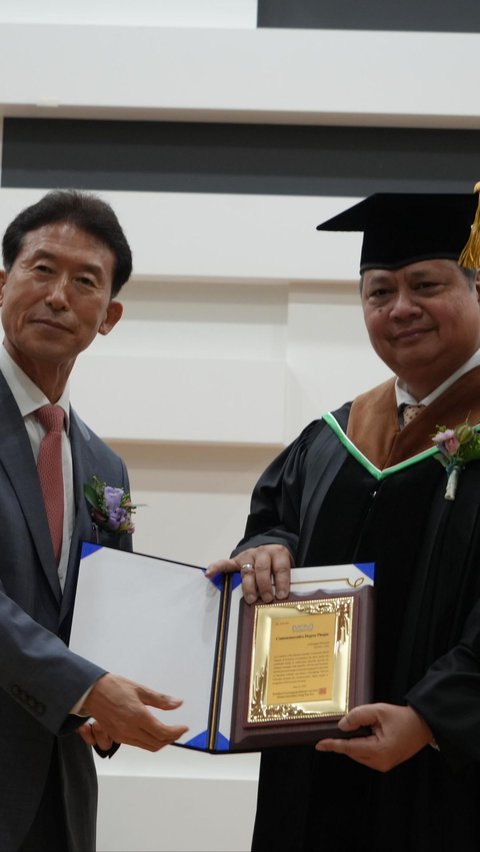 Menko Airlangga Raih Gelar Doktor Honoris Causa dari Gyeongsang National University, Ini Prestasinya