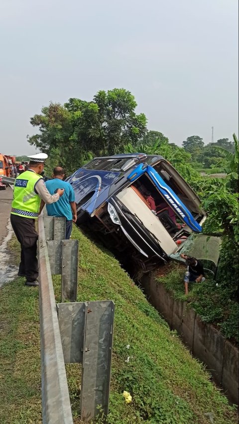 Bus Rombongan Pejabat Desa Hilang Kendali dan Nyaris Terguling di Tol Tangerang-Merak, 8 Orang Dilarikan ke RS