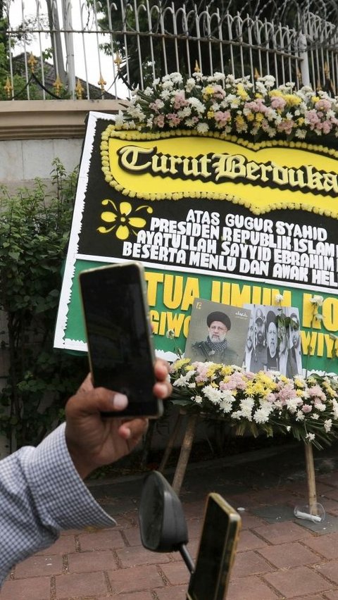 FOTO: Deretan Karangan Bunga untuk Presiden Ebrahim Raisi Menghiasi Depan Kedutaan Besar Iran di Jakarta