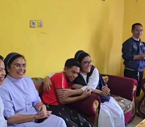 6 Potret Betrand Peto Melepas Rindu dengan Keluarga di NTT saat Pulang untuk Melayat Nenek yang Baru Meninggal