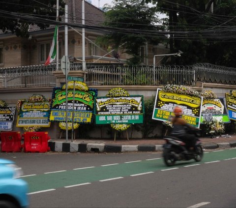 FOTO: Deretan Karangan Bunga untuk Presiden Ebrahim Raisi Menghiasi Depan Kedutaan Besar Iran di Jakarta