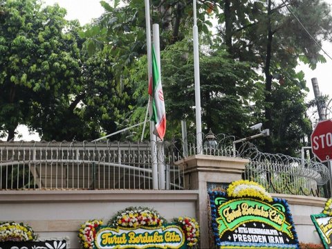 FOTO: Deretan Karangan Bunga untuk Presiden Ebrahim Raisi Menghiasi Depan Kedutaan Besar Iran di Jakarta