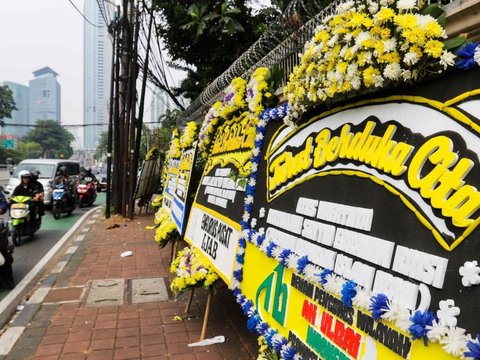 FOTO: Deretan Karangan Bunga untuk Presiden Ebrahim Raisi Menghiasi Depan Kedutaan Besar Iran di Jakarta