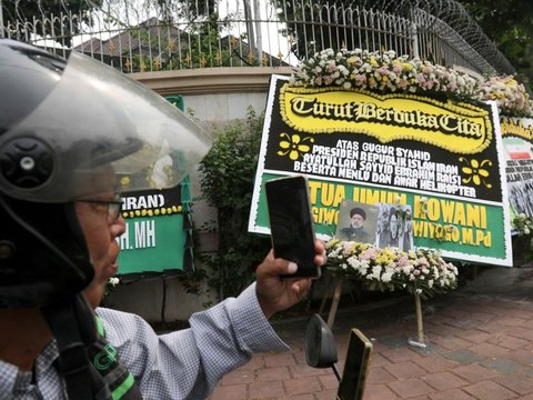 FOTO: Deretan Karangan Bunga untuk Presiden Ebrahim Raisi Menghiasi Depan Kedutaan Besar Iran di Jakarta