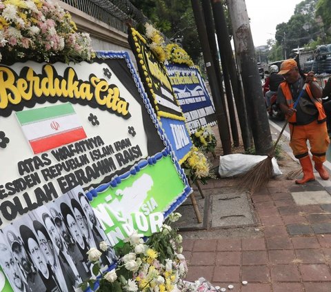 FOTO: Deretan Karangan Bunga untuk Presiden Ebrahim Raisi Menghiasi Depan Kedutaan Besar Iran di Jakarta