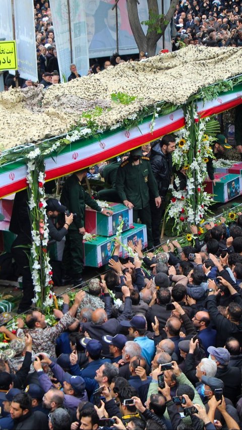 Presiden Iran Ebrahim Raisi bersama tujuh pendampingnya, termasuk Menteri Luar Negeri Hossein Amir-Abdollahian, meninggal dunia dalam insiden helikopter jatuh di kawasan pegunungan Varzaghan, Iran. Foto: Ata Dadashi/MOJ News Agency/AFP