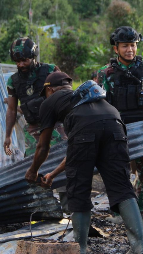 Aksi TNI Bantu Warga Bangun Sekolah Lapangan, Setelah Dibakar OPM