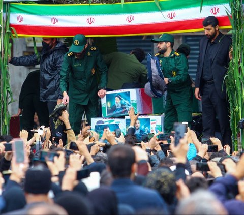 FOTO: Penampakan Lautan Manusia Padati Iring-iringan Jenazah Presiden Iran Ebrahim Raisi