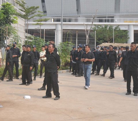 FOTO: Suasana Kampung Susun Bayam Usai Ricuh, Warga Digeruduk Sekuriti JakPro dan Diperintahkan Angkat Kaki