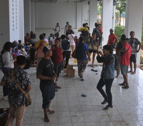 FOTO: Suasana Kampung Susun Bayam Usai Ricuh, Warga Digeruduk Sekuriti JakPro dan Diperintahkan Angkat Kaki