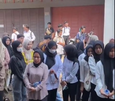 Viral! Mistaken for a Demonstration, Hundreds of Young Girls Actually Apply for a Job at a Seblak Stall, Stretching to the End of the Road