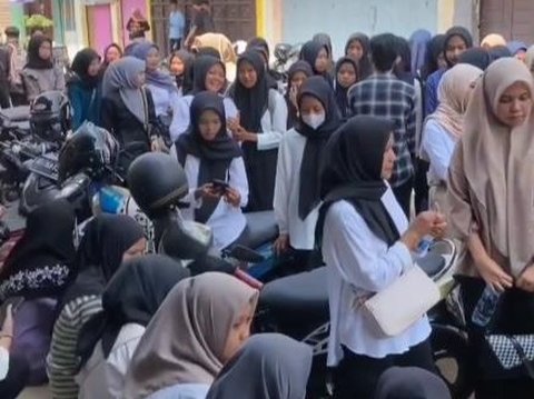 Viral! Mistaken for a Demonstration, Hundreds of Young Girls Actually Apply for a Job at a Seblak Stall, Stretching to the End of the Road