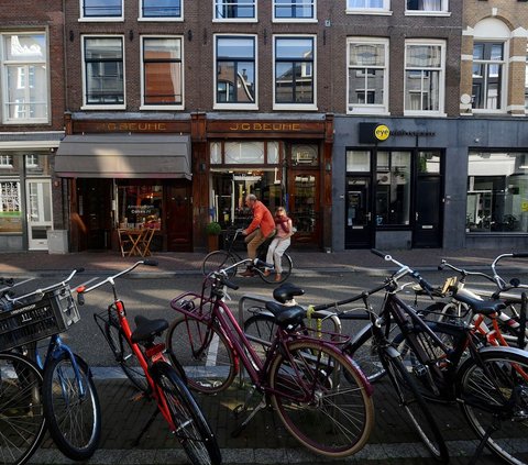 Warga berkendara menaiki sepeda di Amsterdam, Belanda, Selasa (21/5/2024). Amsterdam terkenal sebagai salah satu kota paling ramah sepeda di dunia. Bahkan, dijuluki sebagai 'Ibu Kota Sepeda Dunia'. Merdeka.com/Arie Basuki