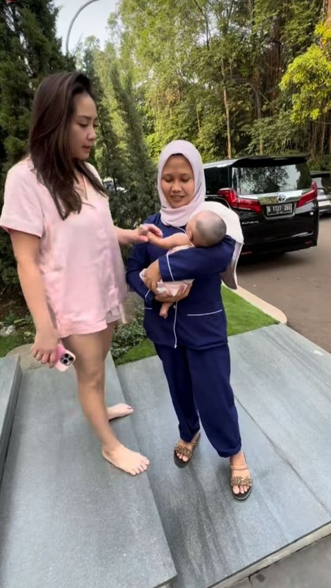 However, there are also netizens who say that Sus Ayu only became Baby Lily's caregiver for a month.