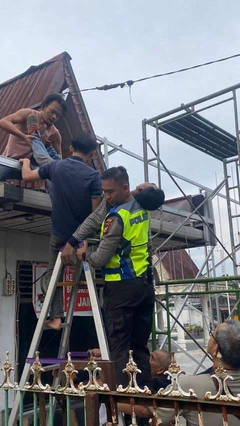 Aksi Polisi Selamatkan Pekerja yang Nyaris Tewas Tersentrum