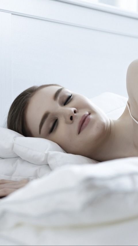 Mitos Tidur Mata Tak Rapat, Diganggu Makhluk Halus