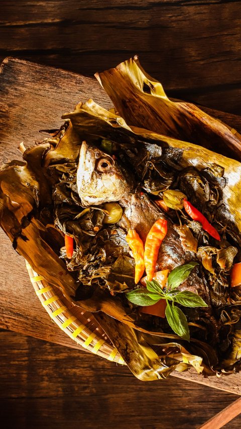 Recipe for Pepes Ikan Mas (Sundanese specialty), the seasoning is infused with tempting aroma.