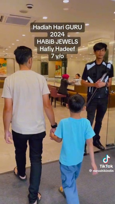 Inilah momen Hafiy Hadeef, seorang bocah 7 tahun ditemani orang tuanya membeli hadiah untuk 10 orang gurunya.
