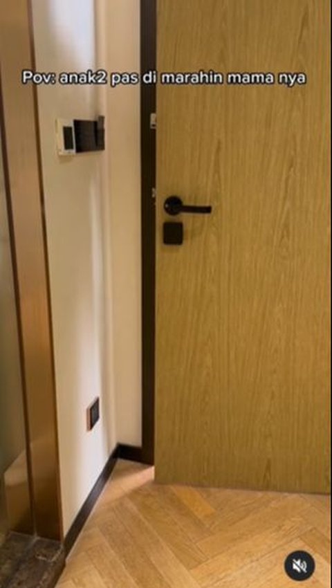 The door of the room also uses a smartlock with a pin.
