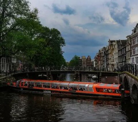FOTO: Menelusuri Keindahan Kanal-Kanal Berusia Ratusan Tahun di Amsterdam