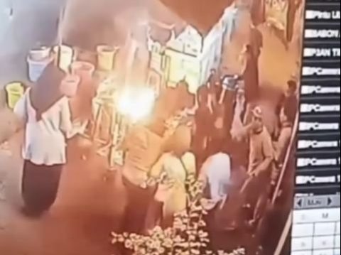 Moment Toddler and Father Get Splashed with Hot Oil While Buying Fried Food in Yogyakarta, Suspected Motorcycle Gas Leak