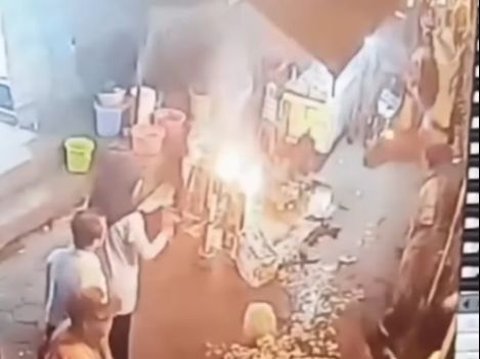 Moment Toddler and Father Get Splashed with Hot Oil While Buying Fried Food in Yogyakarta, Suspected Motorcycle Gas Leak