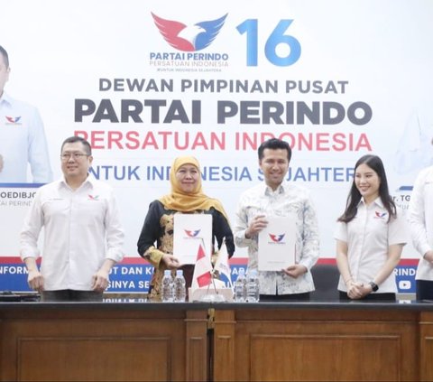Ketua Umum Partai Perindo, Hary Tanoesoedibjo dan Waketum Partai Perindo Angela Tanoesoedibjo menyerahkan surat dukungan kepada Khofifah Indar Parawansa dan Emil Dardak sebagai bakal cagub-cawagub Jawa Timur (Jatim) di Kantor DPP Perindo Jakarta, Rabu (22/5/2024). 