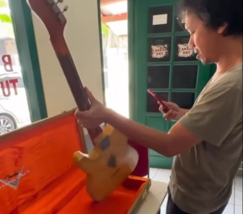 Viral Eross Sheila On 7 Playing Guitar at a Food Stall, Performance Captivating Attention