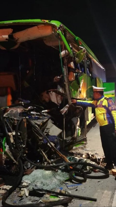 Terrible Portrait of SMP PGRI 1 Wonosari Group Bus Accident, Front Part Completely Crushed Shapeless.