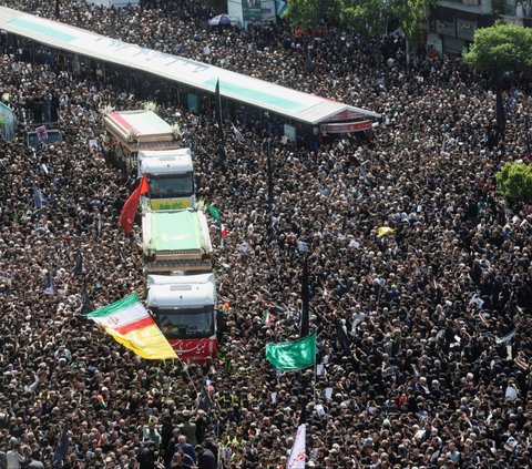 Jutaan warga menyambut iring-iringan jenazah Presiden Iran Ebrahim Raisi dan tujuh pendampingnya di Teheran, Iran, pada Rabu (22/5/2024). Jenazah Ebrahim Raisi, yang meninggal dunia dalam kecelakaan helikopter, tiba di Teheran setelah diterbangkan dari Kota Tabriz, Provinsi Azerbaijan Timur. Foto: Majid Asgaripour/WANA via REUTERS