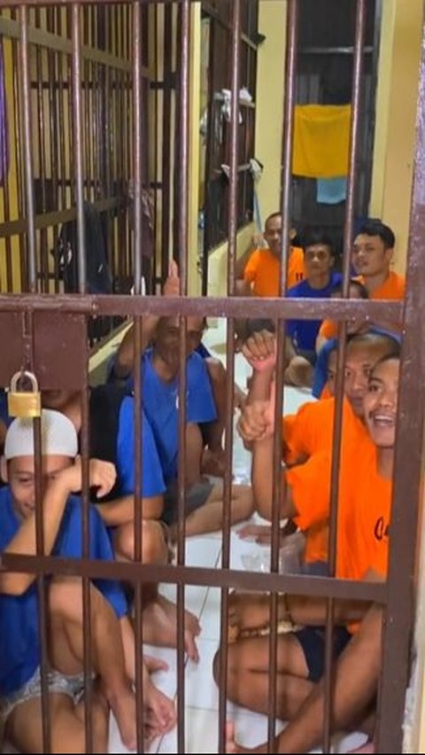 Terlihat jelas antusiasme para tahanan yang menikmati pertandingan meski dari balik jeruji.