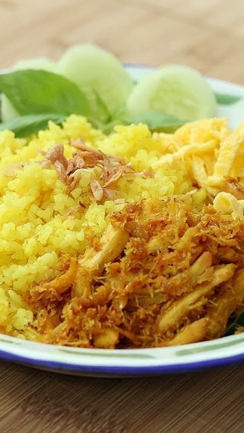 1. Nasi Kuning Rice Cooker Ayam Suwir Serundeng