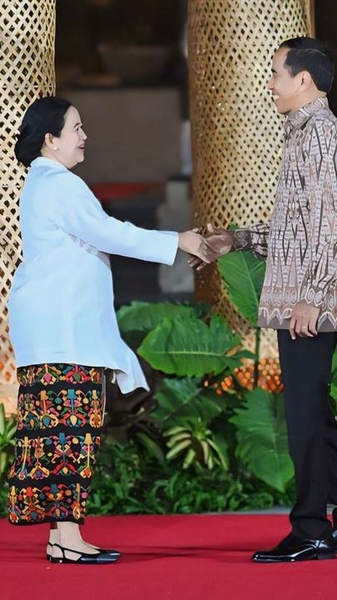Bahkan, keduanya tampak saling tertawa saat Presiden Jokowi menyalami Puan usai acara gala dinner.