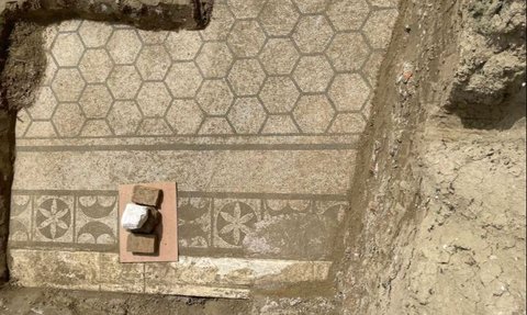 Arkeolog Temukan Kolam Renang di Sebuah Vila Mewah Milik Sosialita Romawi Kuno, Dilengkapi Mosaik dari Marmer