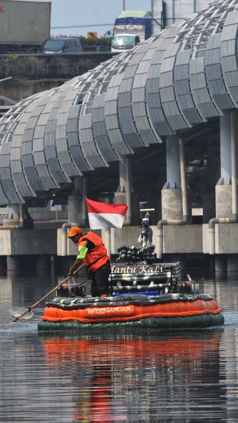 FOTO: Uniknya Perahu Berbahan Sampah Botol Plastik, Modelnya Terinspirasi Kapal Tempur Antasena